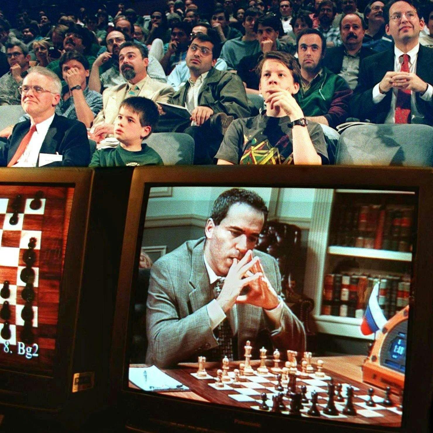 Fans verfolgen das fünfte Spiel zwischen Profi-Schachweltmeister Garri Kasparow (auf dem Bildschirm) und dem IBM-Superrechner Deep Blue am 11.5.1997 in New York. Der Mensch hat das Duell gegen die Maschine verloren.