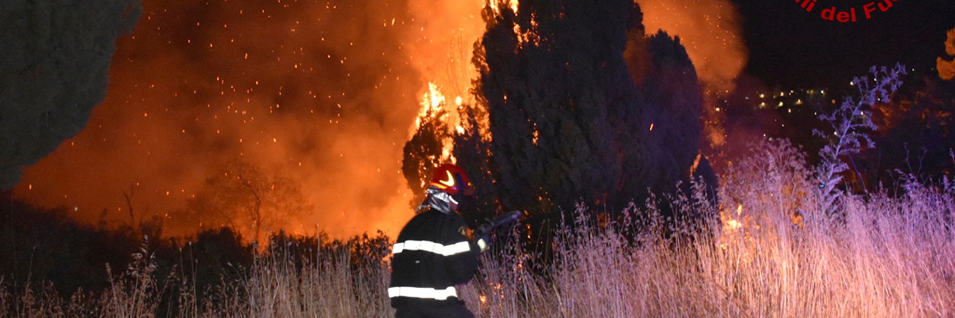 Das von der italienischen Feuerwehr veröffentlichte Foto zeigt einen Brand im Norden der Gebirgskette Madonie in der Nähe von Palermo in den frühen Morgenstunden. Die Temperaturen erreichen auf der Insel Sizilien Rekordwerte, während die Region weiter von zahlreichen Waldbränden heimgesucht wird.&nbsp;