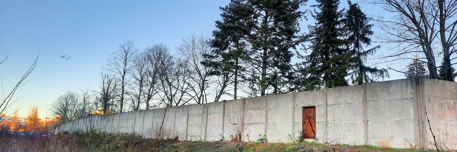 60 Jahre nach dem Bau der Berliner Mauer sind noch heute die Spuren im Stadtgebiet zu finden, die seit ihrem Fall im November 1989 wohl in<br>Vergessenheit geraten sind: die Pankower Hinterlandmauer. <br>
