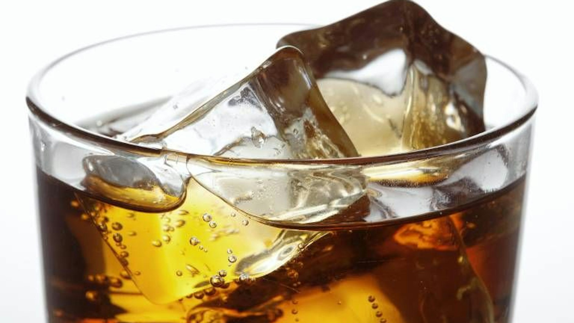 Eiswürfel enthalten mehr Keime als ein Klo.