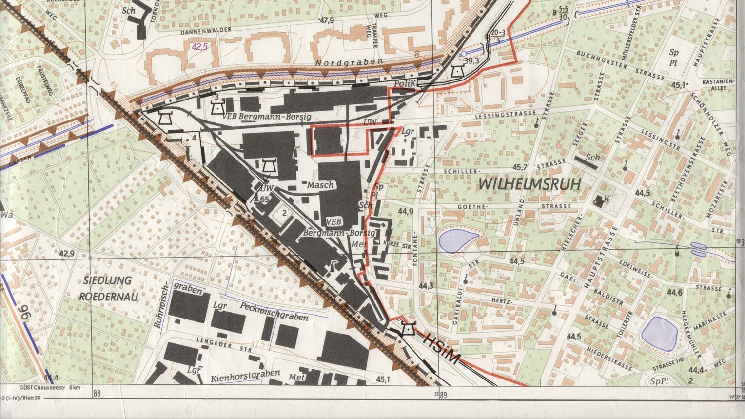 Die rote Linie verdeutlicht, wo die Hinterlandsicherungsmauer vor der Wende verlief. Die braune Linie kennzeichnet die eigentliche Mauer.<br>