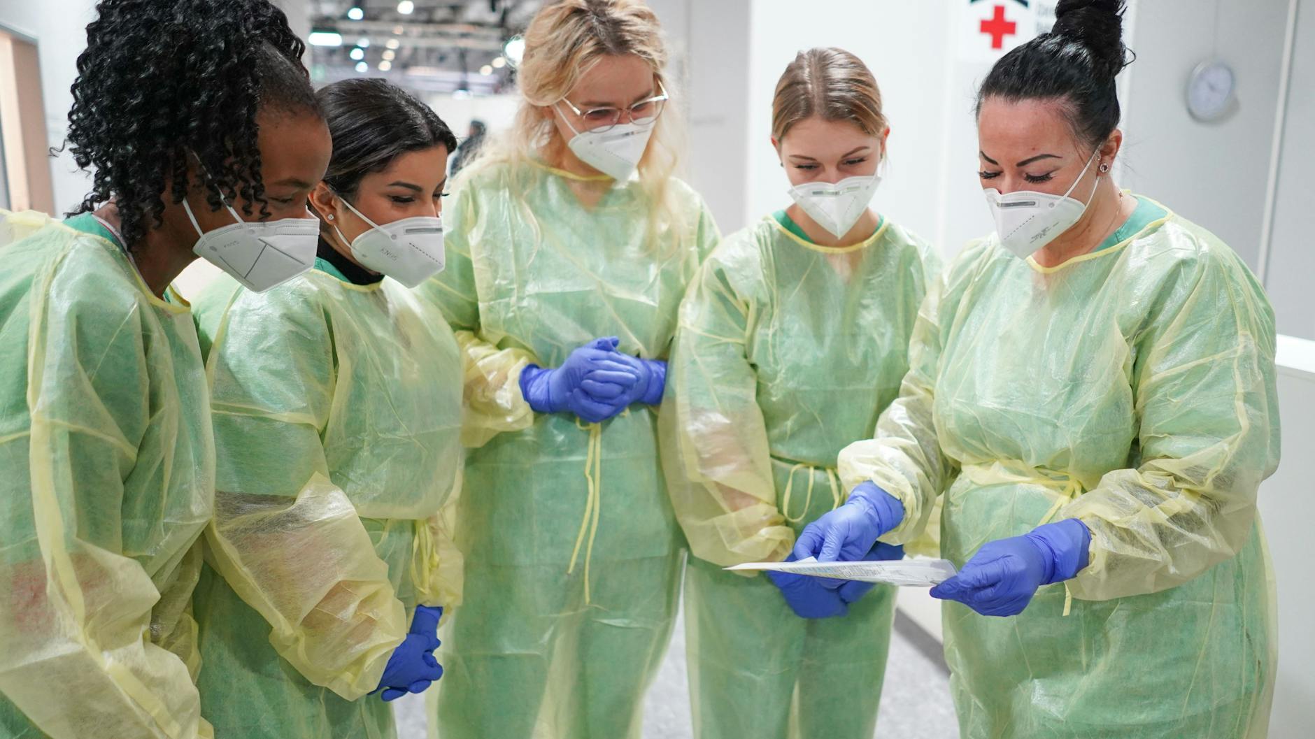 Auszubildende des Vivantes-Konzerns üben im Corona-Behandlungszentrum Jafféstraße den Umgang mit Corona-Patienten.