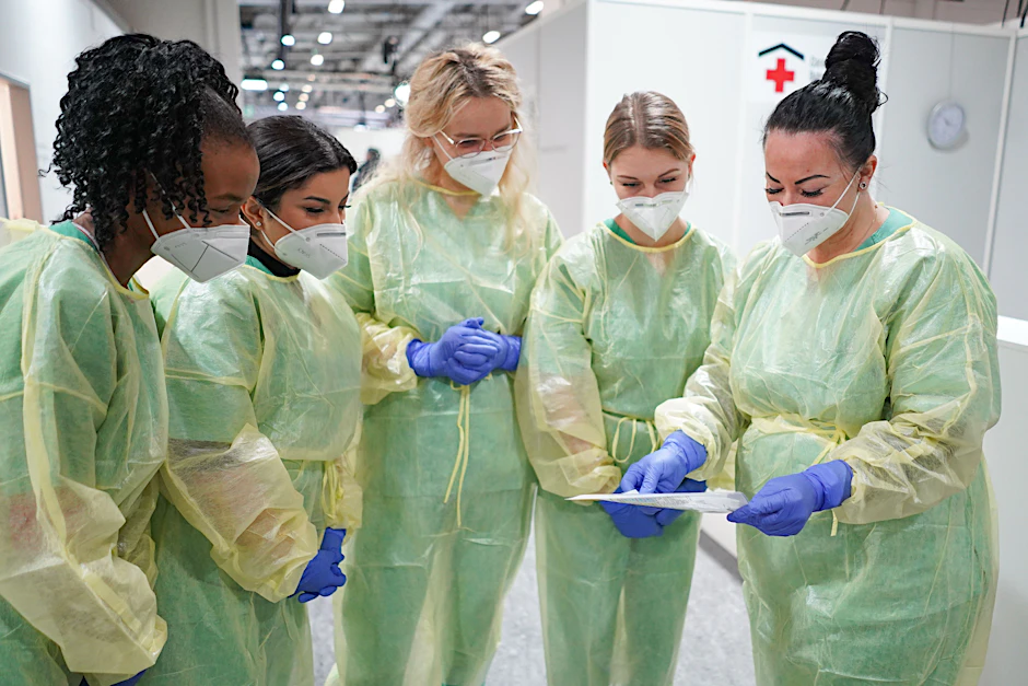 Auszubildende des Vivantes-Konzerns üben im Corona-Behandlungszentrum Jafféstraße den Umgang mit Corona-Patienten.