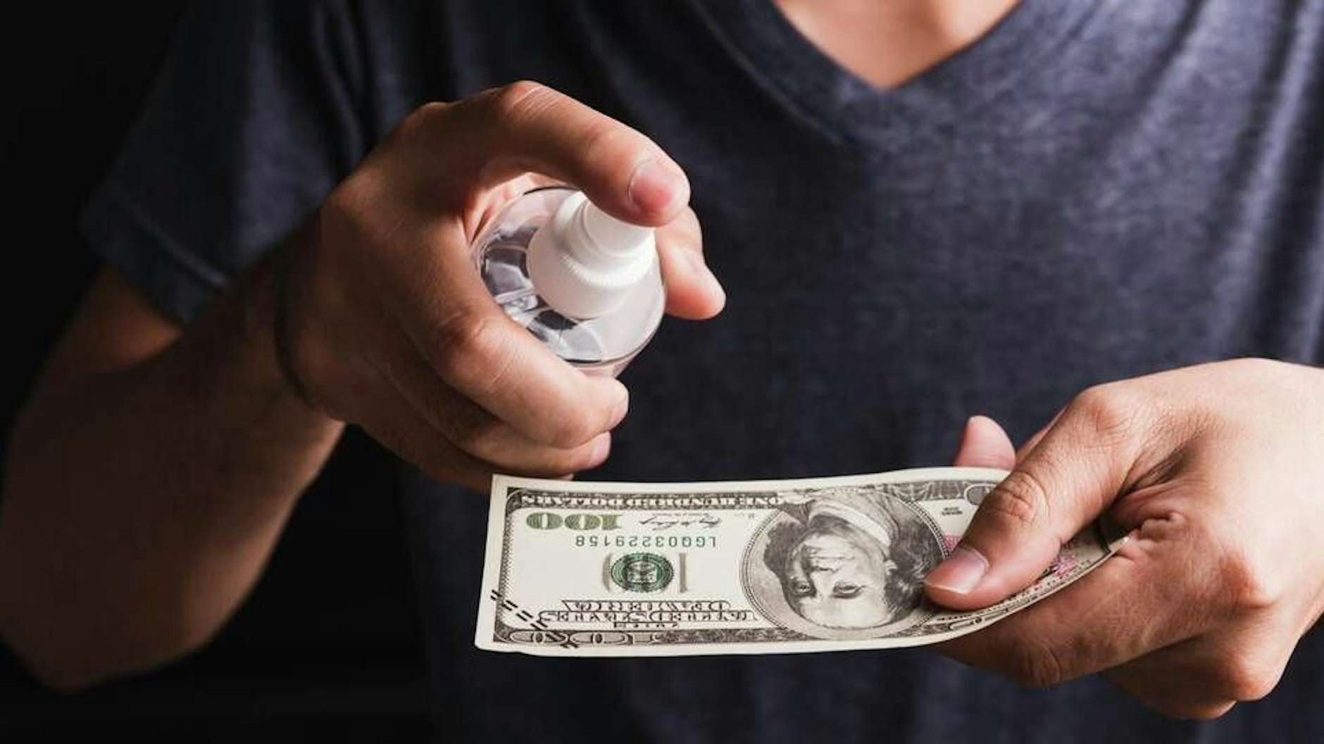 Einer US-Studie zufolge finden sich auf einer Dollar-Note im Schnitt 3000 verschiedene Bakterienformen.