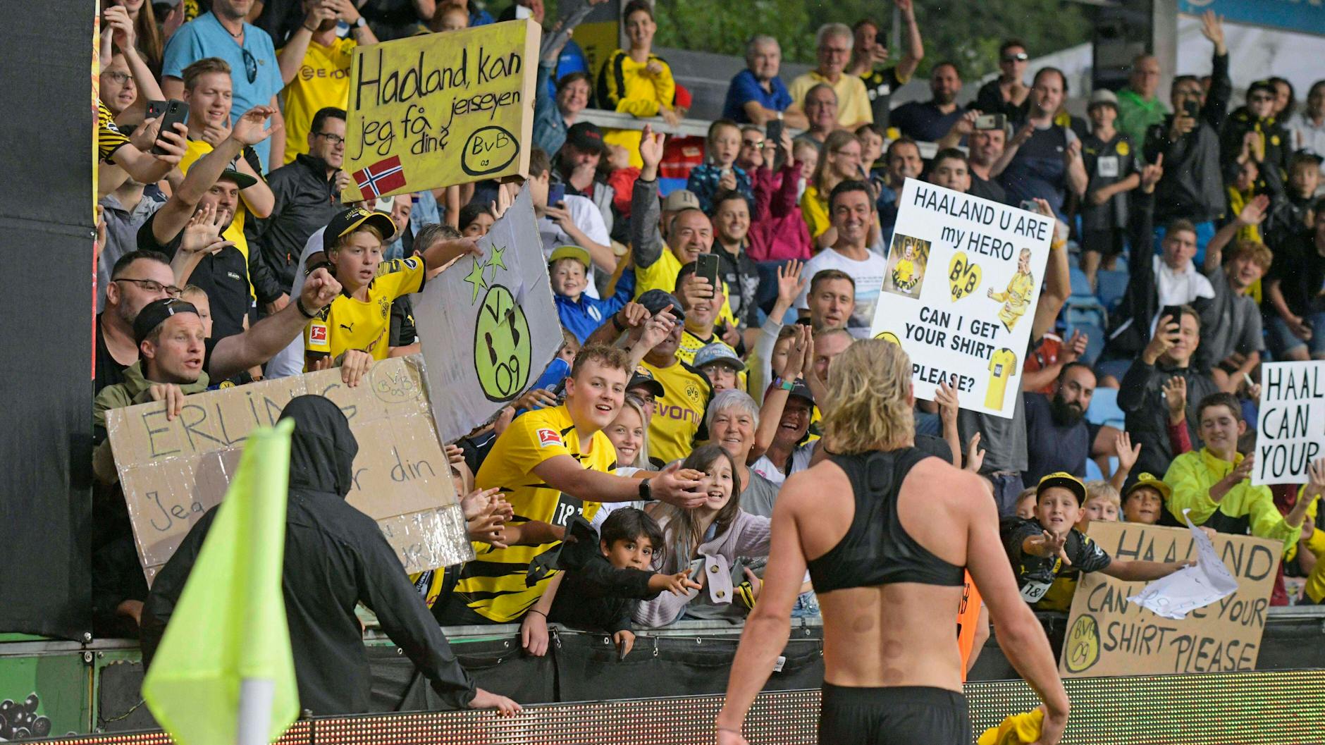 Fans bei der Saisonvorbereitung von Borussia Dortmund: Erling Haaland nähert sich seinen zahlreichen Fans. 