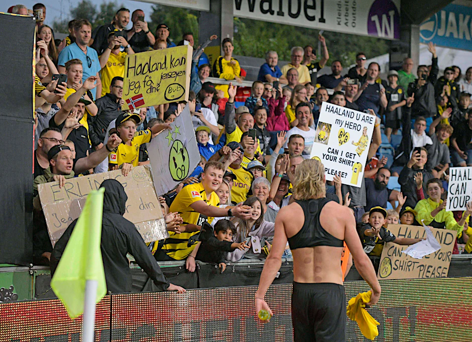 Fans bei der Saisonvorbereitung von Borussia Dortmund: Erling Haaland nähert sich seinen zahlreichen Fans.&nbsp;