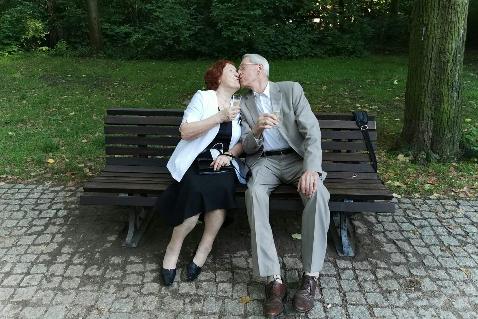 Das Paar bei der Einweihung seiner Bank