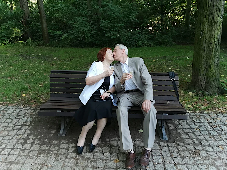 Das Paar bei der Einweihung seiner Bank