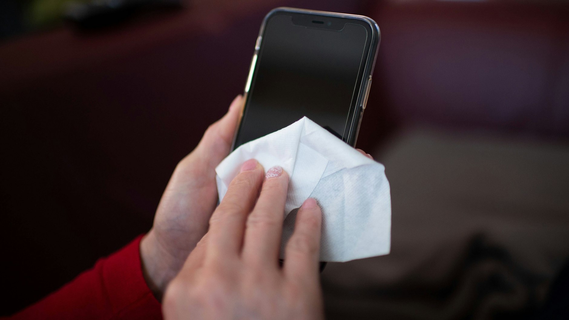 Desinfizieren Sie Ihr Handy regelmäßig, sonst wird es zur Keimschleuder.