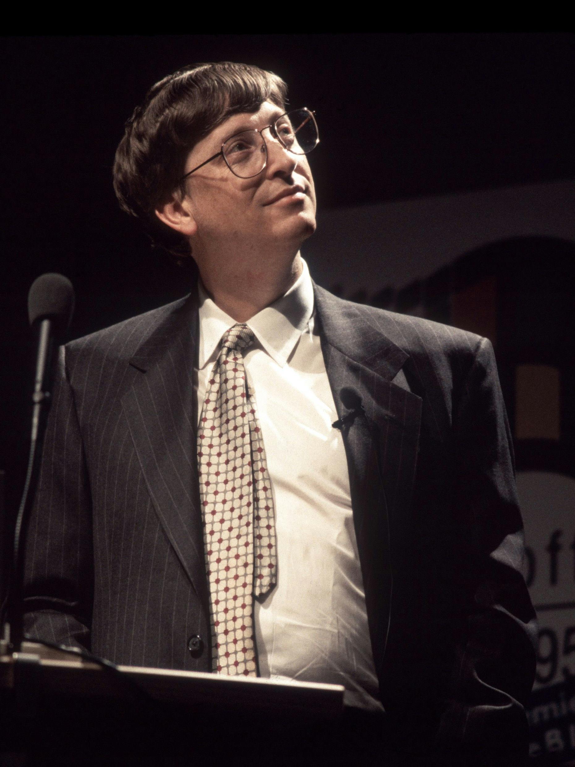 Bill Gates bei einer Vorführung von Windows 95 auf der Cebit in Hannover