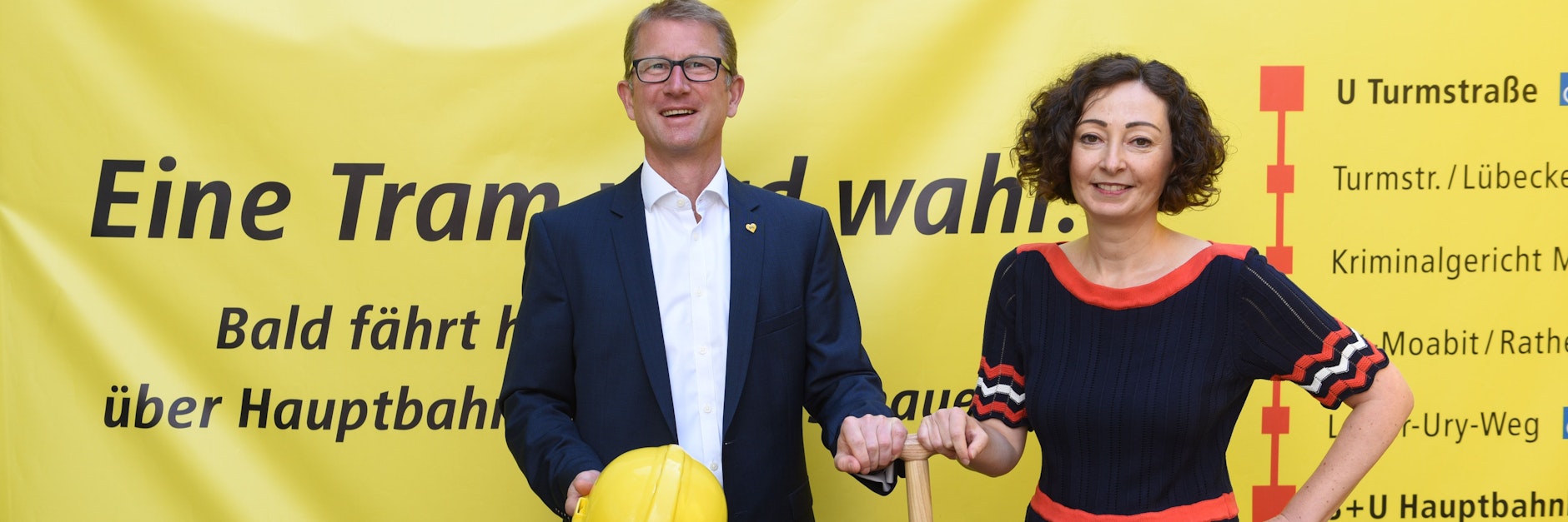 BVG-Betriebsvorstand Rolf Erfurt und Wirtschaftssenatorin Ramona Pop (Grüne) beim symbolischen ersten Spatenstich.