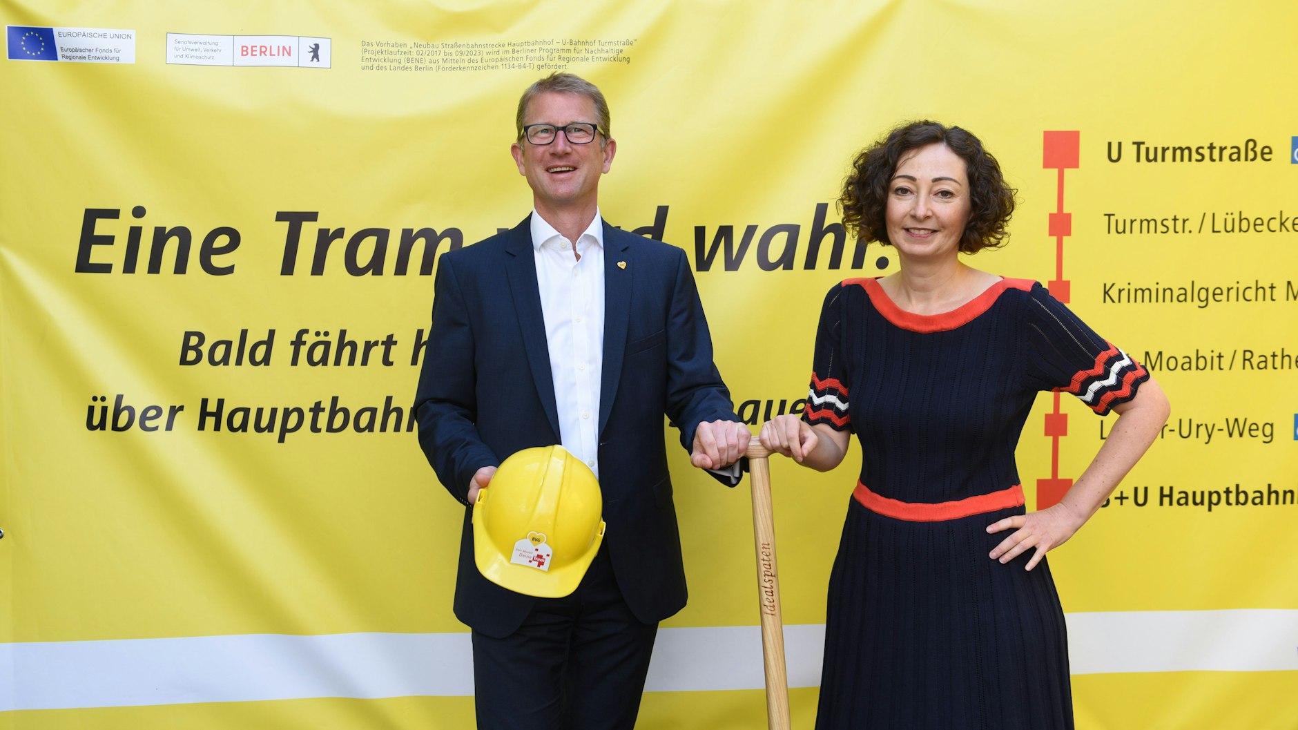 Beim symbolischen ersten Spatenstich: BVG-Betriebsvorstand Rolf Erfurt und Wirtschaftssenatorin Ramona Pop.