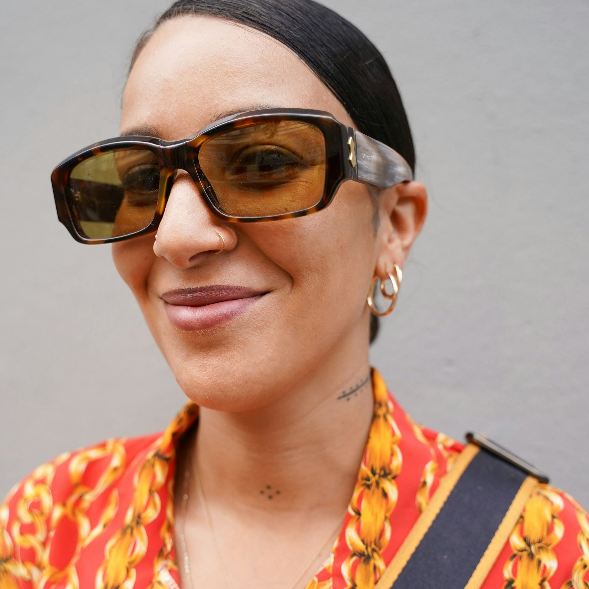 Isi ist gebürtige Tunesierin. Die Tattoos sind Symbole der Berber aus ihrer Heimat.&nbsp;Die Brille ist von Gucci.