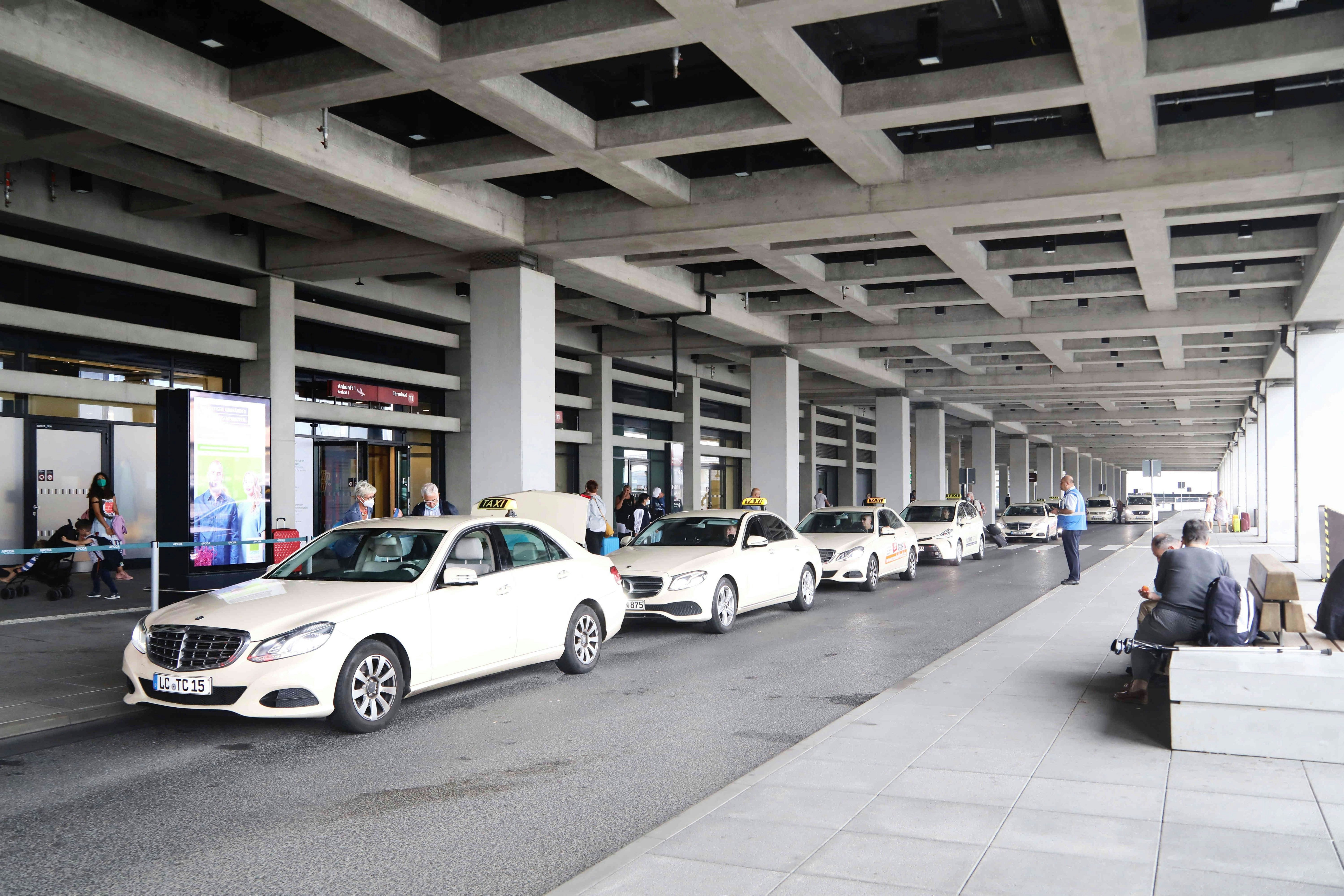 Berliner Amt Will Taxifahrer Zwingen Zum Flughafen Ber Zu Fahren