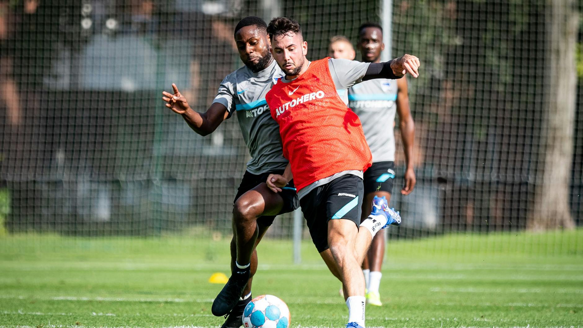 Marco Richter, hier im Duell mit Deyo Zeefuik, will mit seiner Dynamik für Torgefahr bei Hertha BSC sorgen.