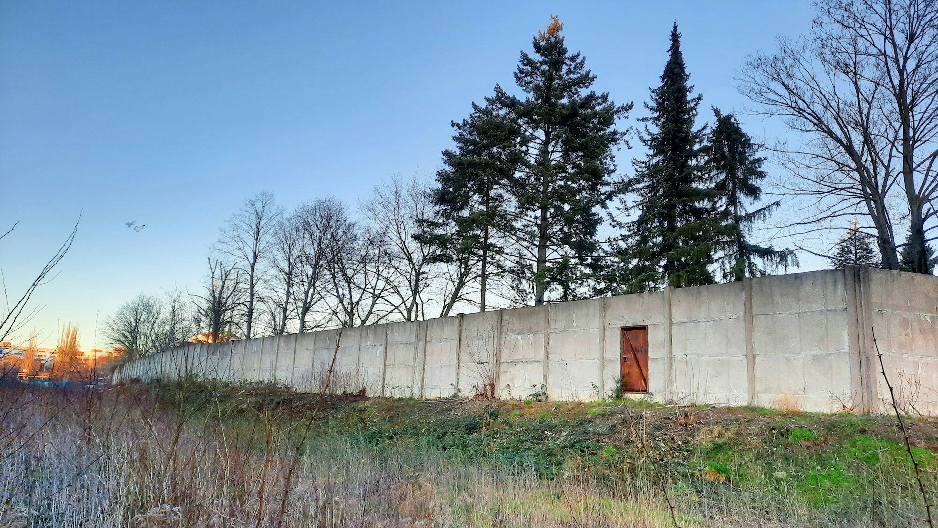 60 years after the construction of the Berlin Wall, traces can still be found in the city that have been forgotten since its fall in November 1989: the Pankow hinterland wall.<br>