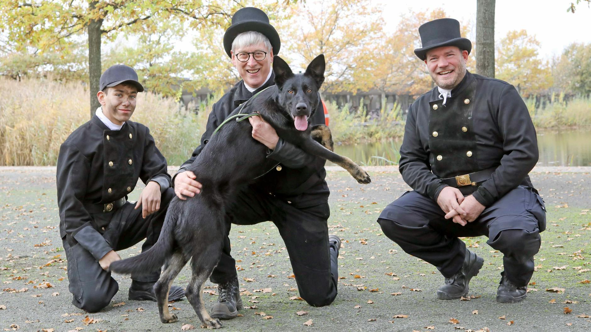 Weil schwarze Tiere schlechtere Vermittlungschancen haben, gab es schon 2020 ein Fotoshooting mit Schornsteinfegern. Alain Rappsilber (r.) und Kollegen posierten mit Bonnie.
