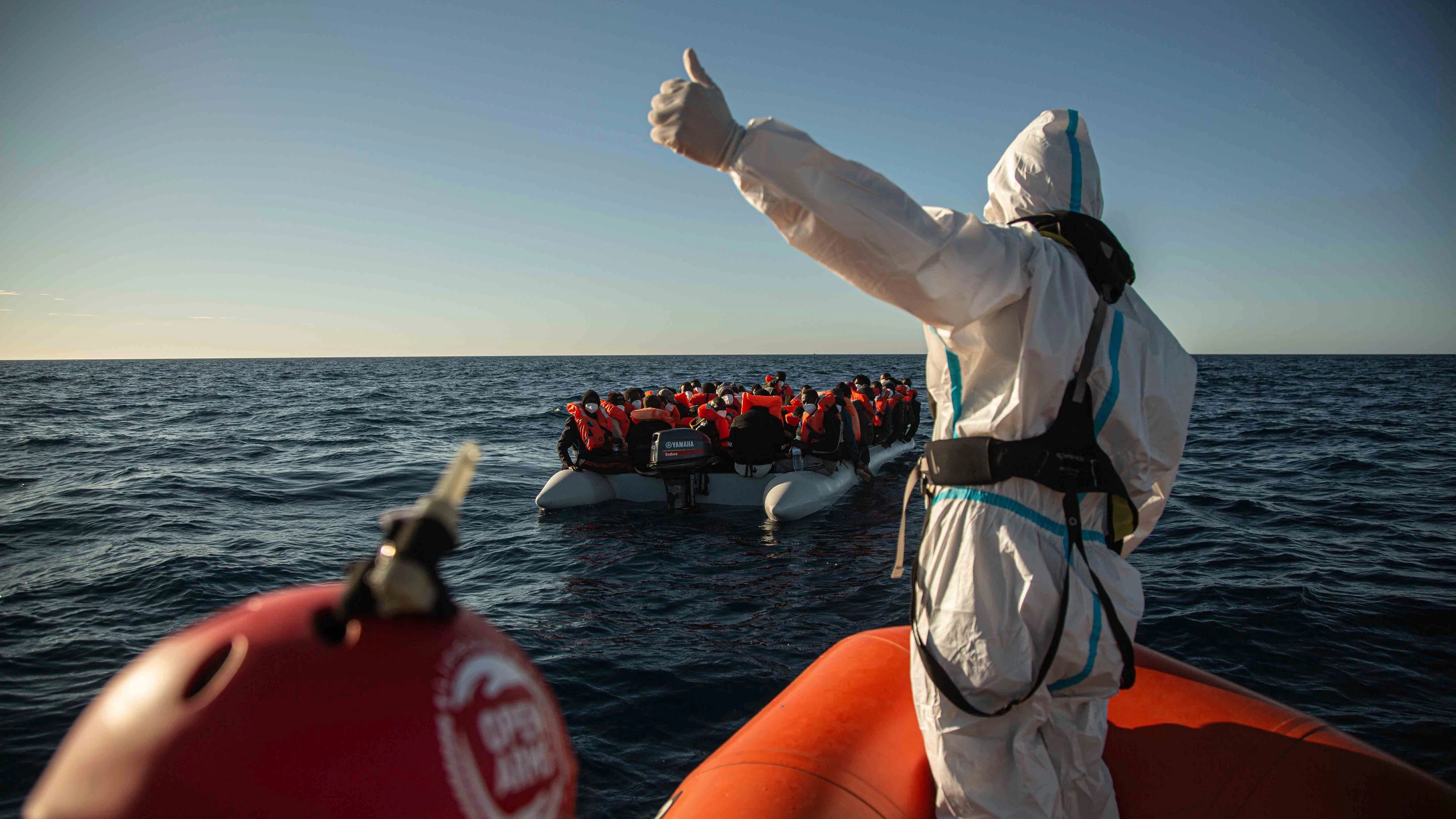 NGO-Boote versuchen Menschen aus Fluchtbooten im Mittelmeer zu retten