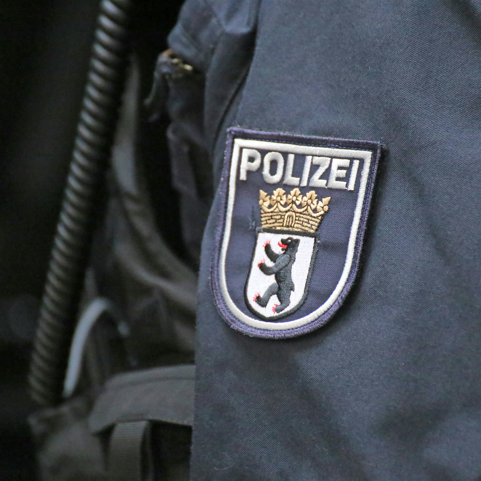 Schöneberg: Frauen besprühen Wahlplakat – und werden festgenommen