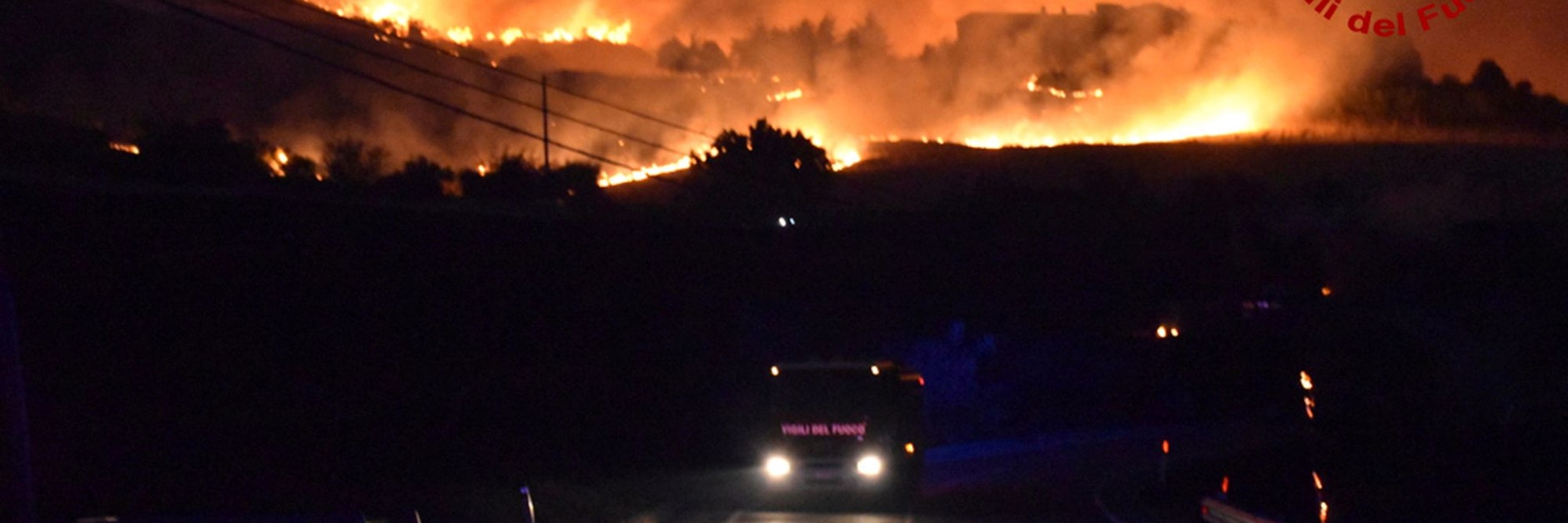 Höllische Hitze in Sizilien: Im Norden der Gebirgskette Madonie kämpft die Feuerwehr gegen Waldbrände, während auf der Wetterstation Syrakus ein neuer europäischer Temperaturrekord gemessen wurde.