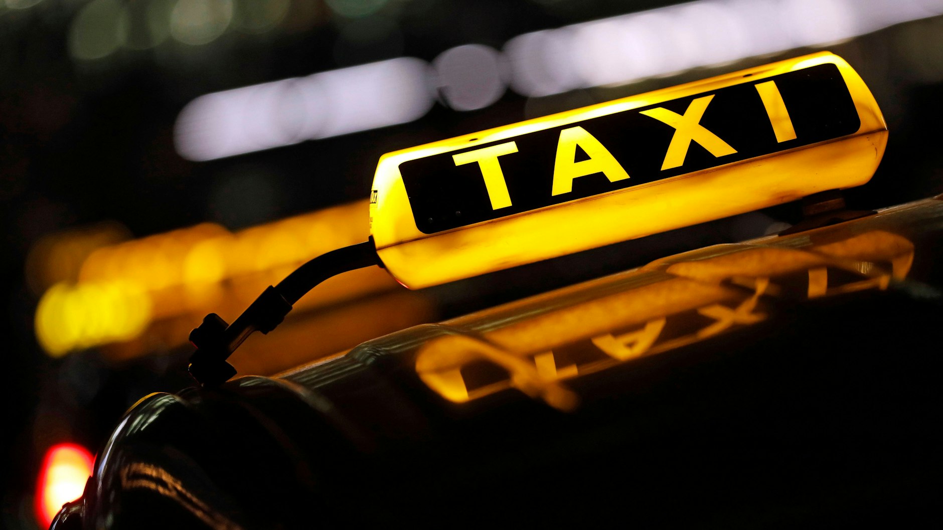 Die beiden Brüder, die einen Mord an ihrer Schwester begangen haben sollen, fuhren laut Polizei mit einem Taxi zum Bahnhof Südkreuz (Symbolbild).