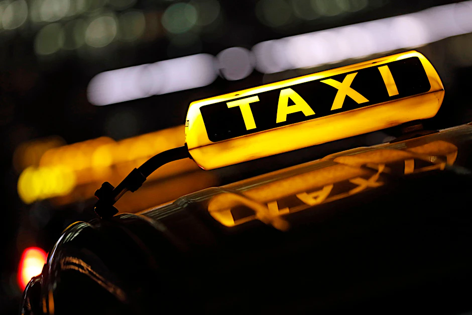 Die beiden Brüder, die einen Mord an ihrer Schwester begangen haben sollen, fuhren laut Polizei mit einem Taxi zum Bahnhof Südkreuz (Symbolbild).