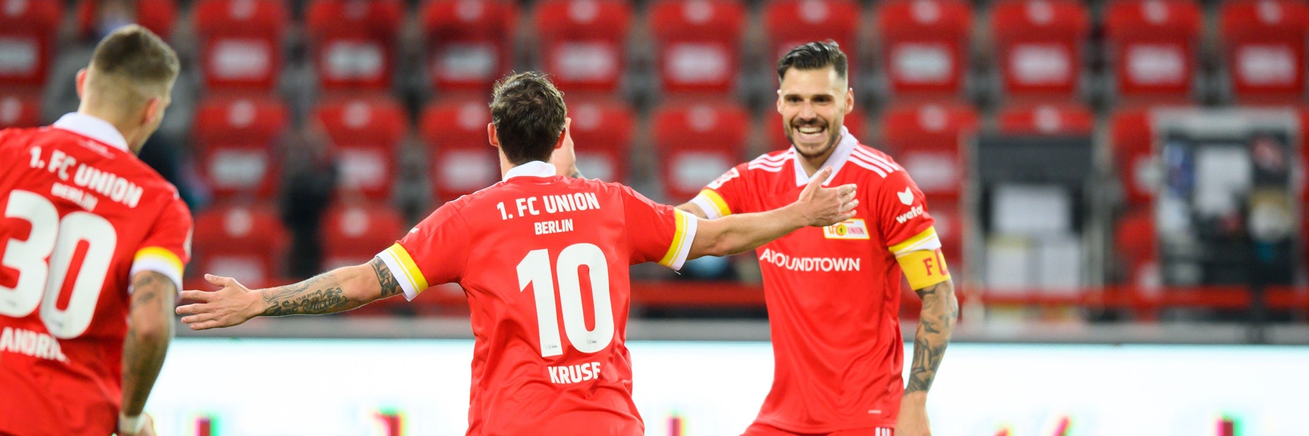 Legenden-Treffen: Max Kruse läuft mit  ausgebreiteten Armen auf Christopher Trimmel zu. Beide arbeiten an ihrem Denkmal in Köpenick.