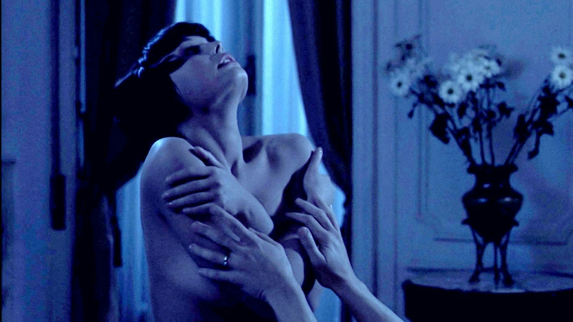 Szene aus dem Film „Blut an den Lippen“, der in Ulrich Woelks Roman „Für ein Leben“ eine wichtige Rolle spielt.