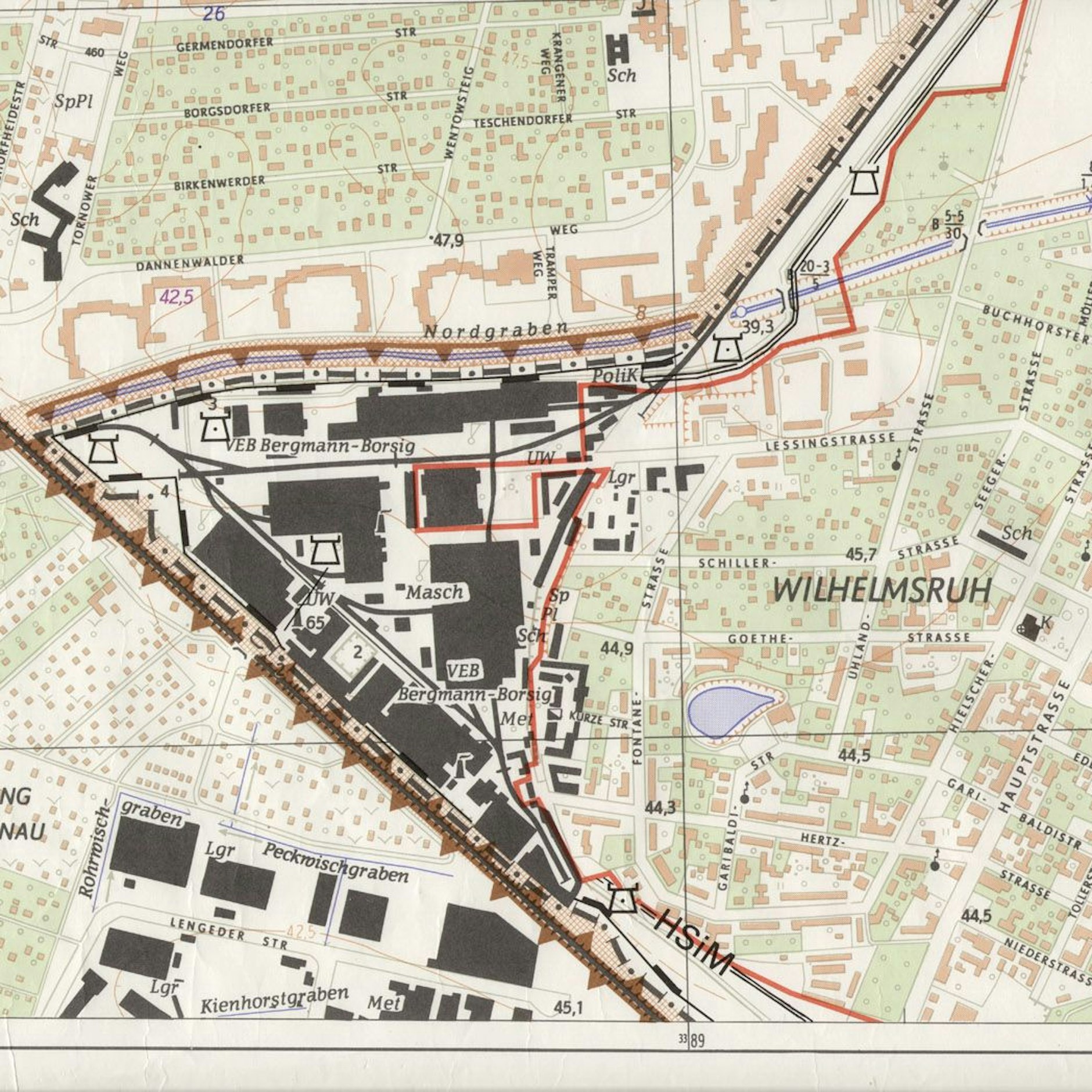 The red line illustrates where the hinterland barrier ran before the fall of the Wall. The brown line marks the main wall.<br>