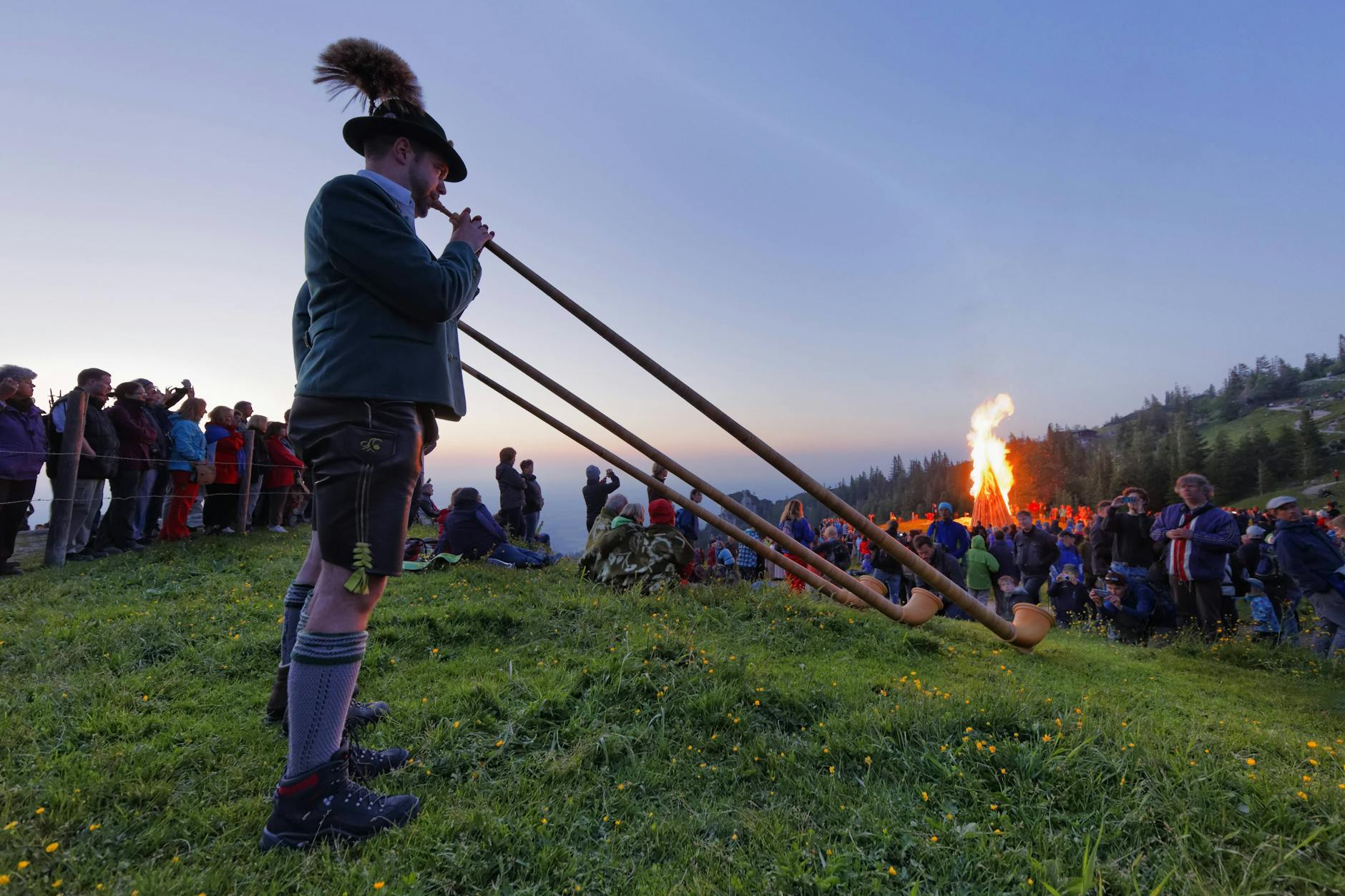 Alphornbläser bei derSonnwendfeier an der Kampenwand, Aschau im Chiemgau 