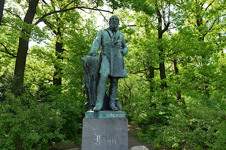 Denkmal für Friedrich Ludwig Jahn in der Neuköllner Hasenheide. Heinrich Heine nannte den deutschen Turnvater einen „Grobianus“.
