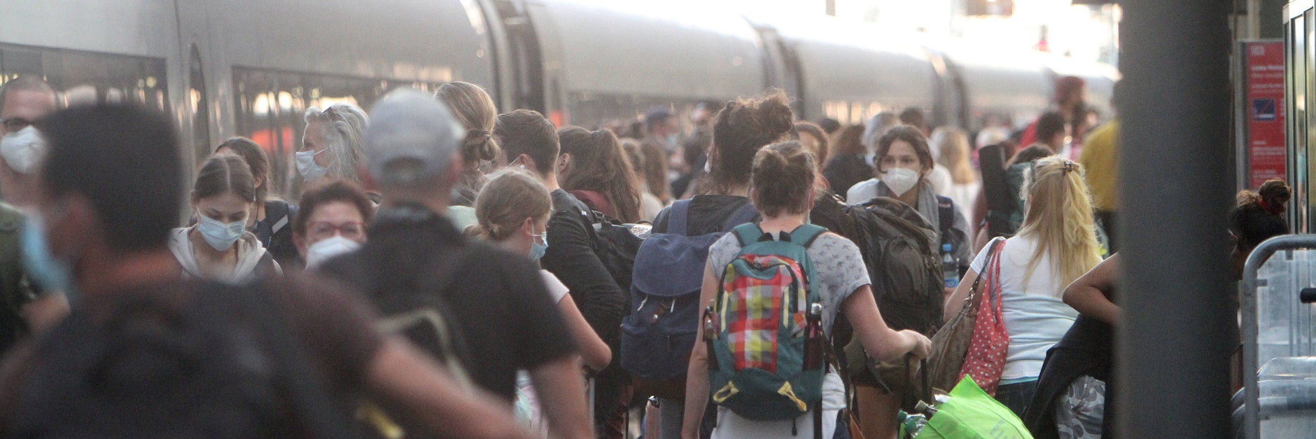 Dichtes Gedränge im Bahnhof von Frankfurt am Main bei der Einfahrt eines ICE-Zuges.