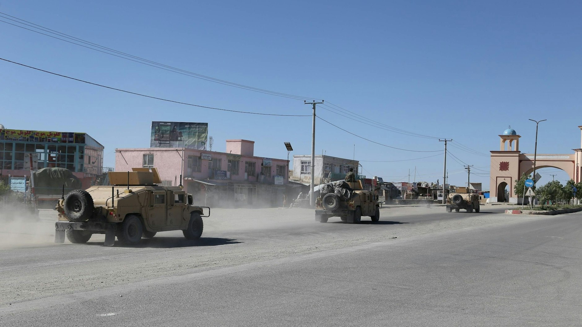 Fahrzeuge des Afghanischen Militärs fahren durch die Provinzhauptstadt Ghasni. Die Stadt ist von den Taliban eingenommen worden (Archivbild).