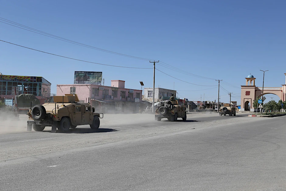 Fahrzeuge des Afghanischen Militärs fahren durch die Provinzhauptstadt Ghasni. Die Stadt ist von den Taliban eingenommen worden (Archivbild).