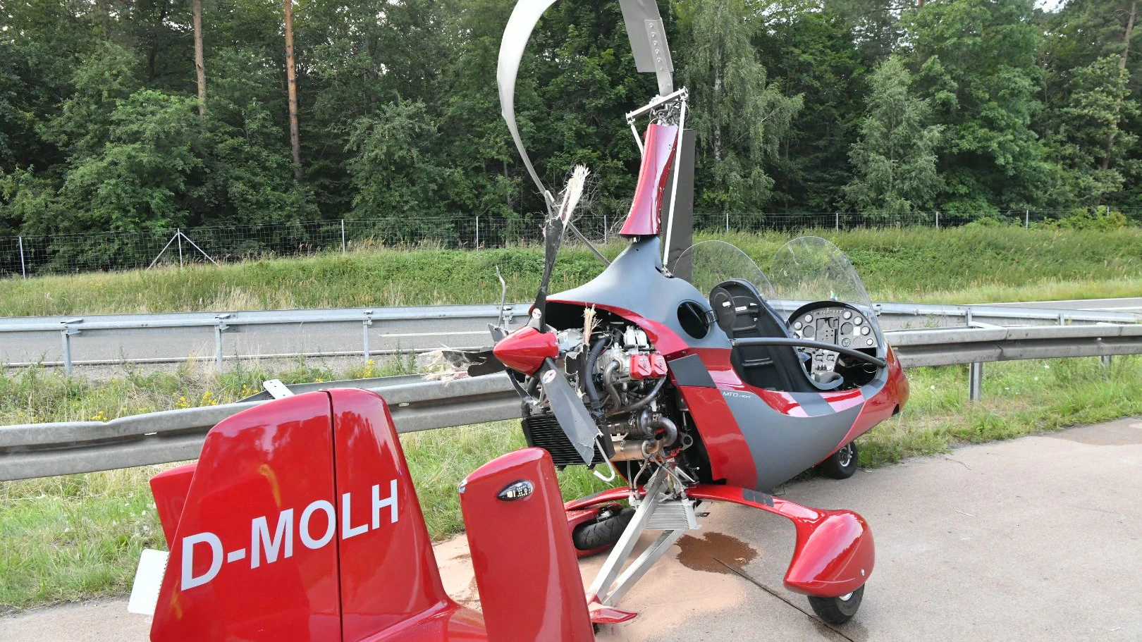Der beschädigte&nbsp;Tragschrauber steht nach dem Absturz auf der Autobahn.