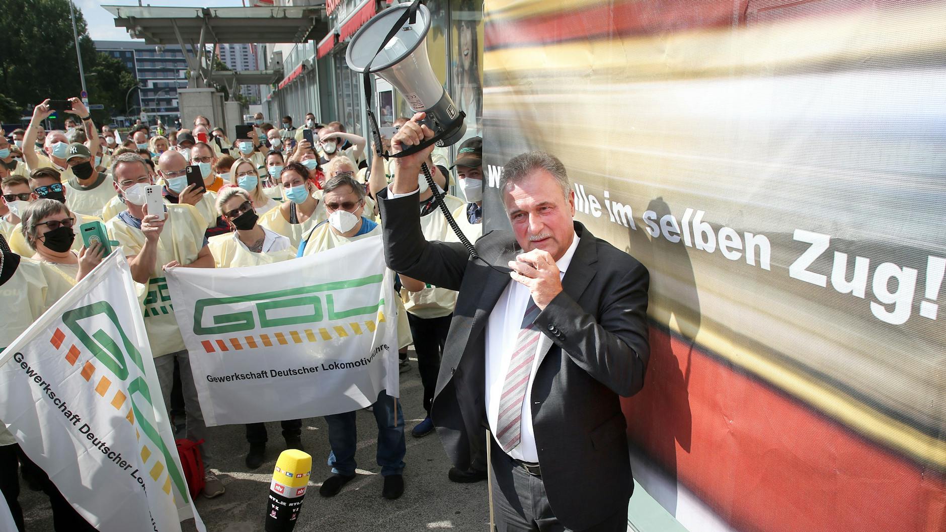 Claus Weselsky (r.), Bundesvorsitzender der Lokführergewerkschaft GDL, will kommende Woche über die Fortsetzung des Streiks entscheiden.