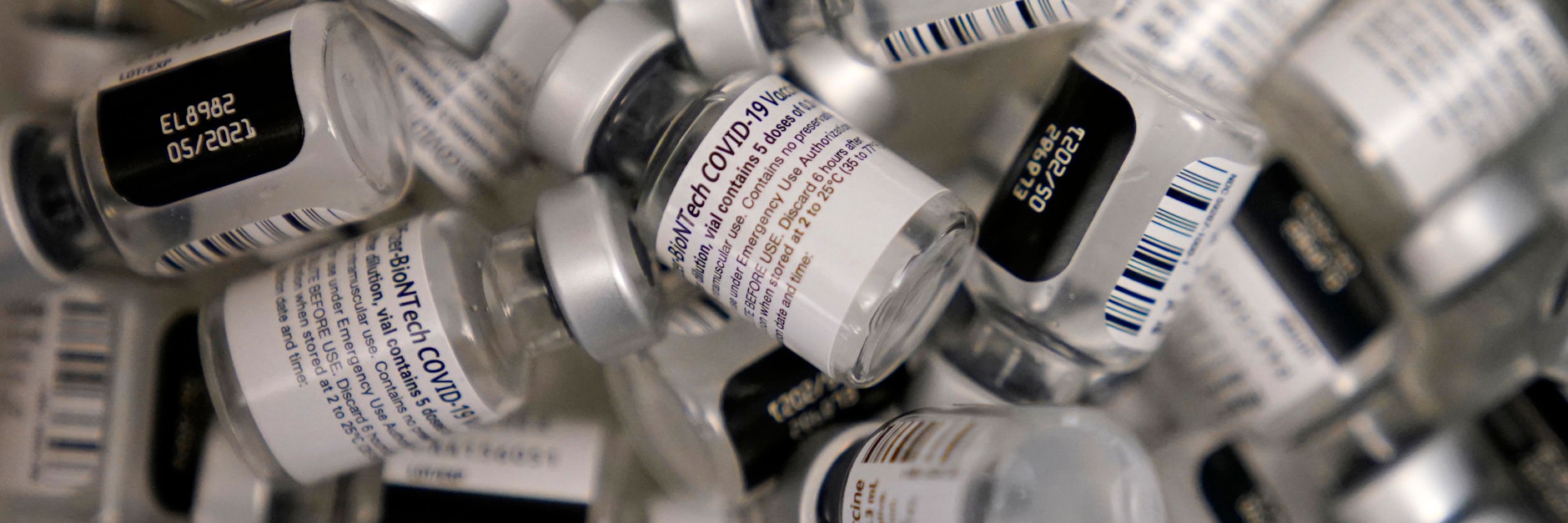 Leere Behälter mit dem Impfstoff von Biontech/Pfizer