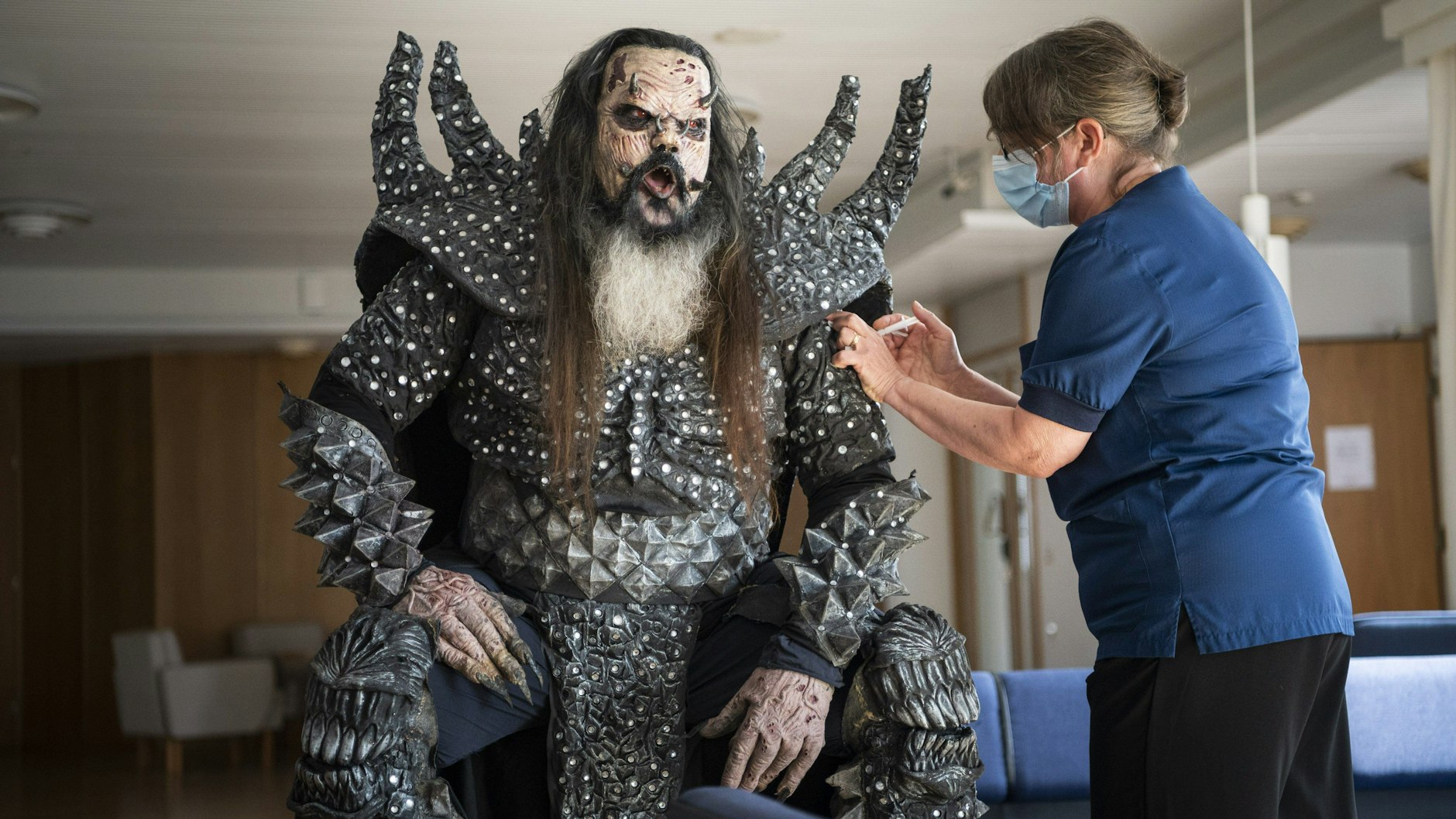 Role Model in Finnland: Der Frontmann der Hardrock-Band Lordi bekommt seine zweite Corona-Impfung.