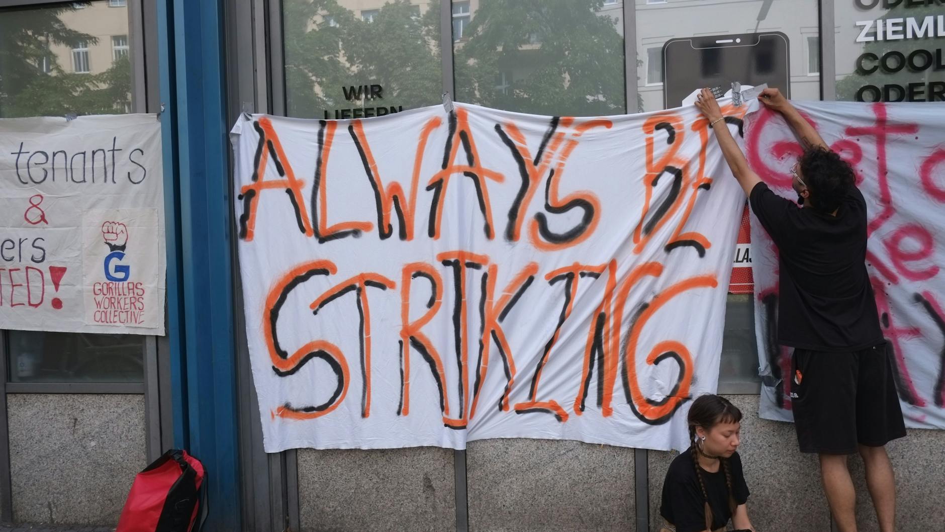 Protest at a Gorillas warehouse in Urbanstraße. <br><br>