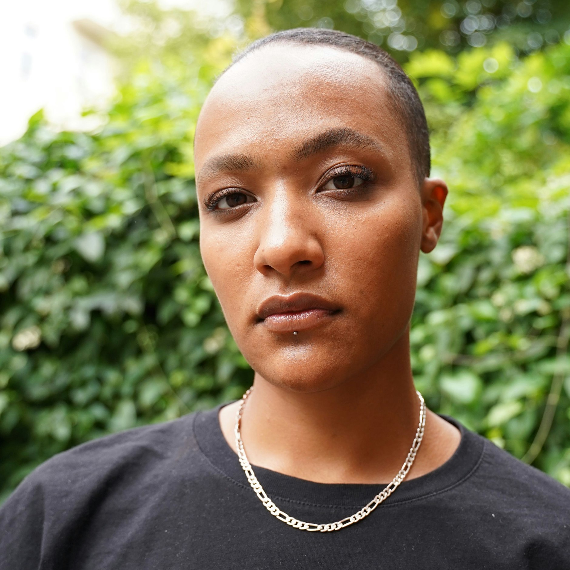 Nuria trägt Goldkette zum schwarzen Leisure-Outfit.