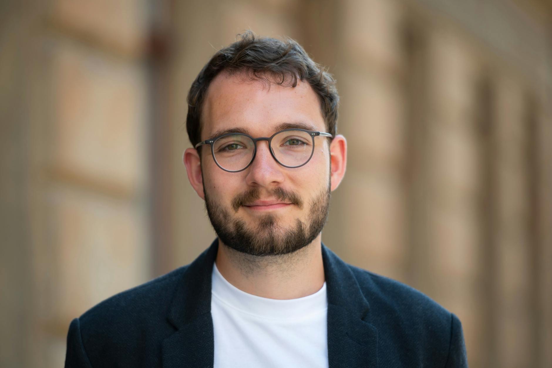 Der Autor und Schriftsteller Lukas Rietzschel bei einem Fototermin in seinem Wohnort Görlitz.