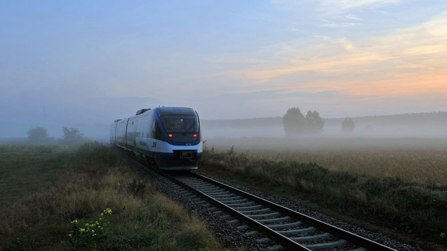 Seit 120 Jahren fahren hier Züge: ein Dieseltriebwagen der Niederbarnimer Eisenbahn (NEB) unterwegs bei Klosterfelde nördlich von Berlin.