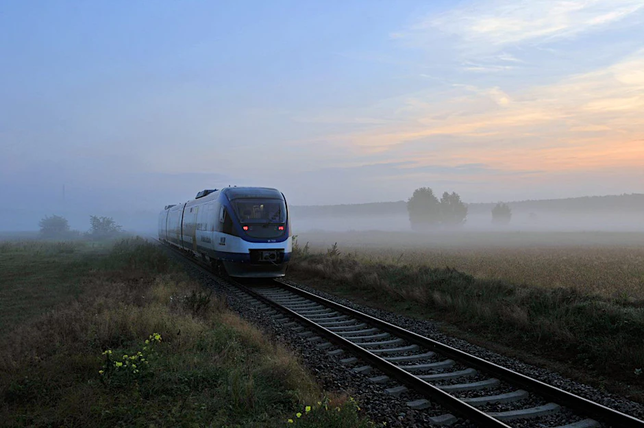 Seit 120 Jahren fahren hier Züge: ein Dieseltriebwagen der Niederbarnimer Eisenbahn (NEB) unterwegs bei Klosterfelde nördlich von Berlin.