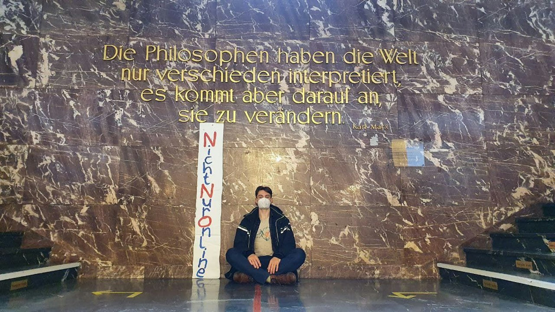 Kämpft für Präsenzlehre: Lennart Bade im Foyer der Humboldt-Universität.<br><br>