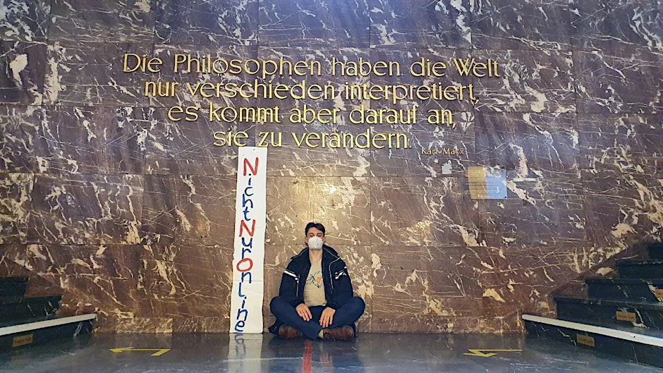 Kämpft für Präsenzlehre: Lennart Bade im Foyer der Humboldt-Universität.<br><br>