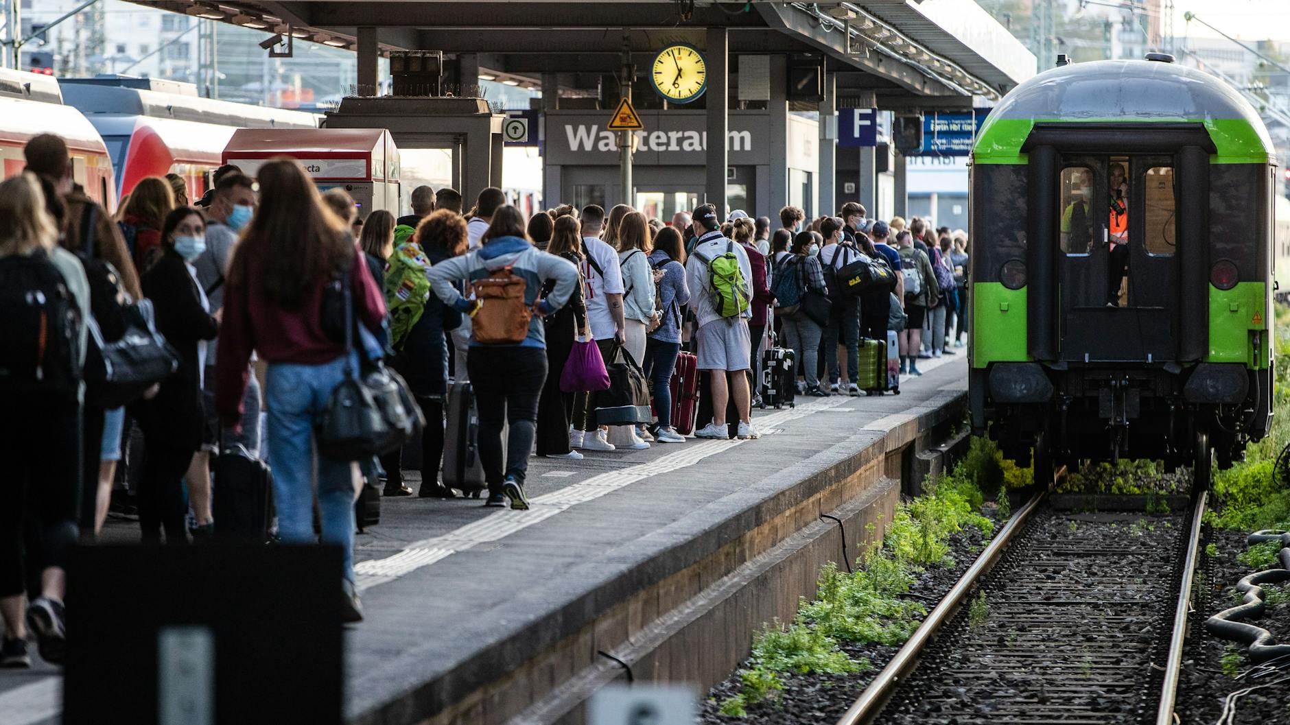 Wartende Fahrgäste in Stuttgart: Am Mittwoch drängen sich Reisende im Stuttgarter Hauptbahnhof. Wegen der GDL-Streiks fielen viele Züge aus, doch der private Flixtrain fuhr.