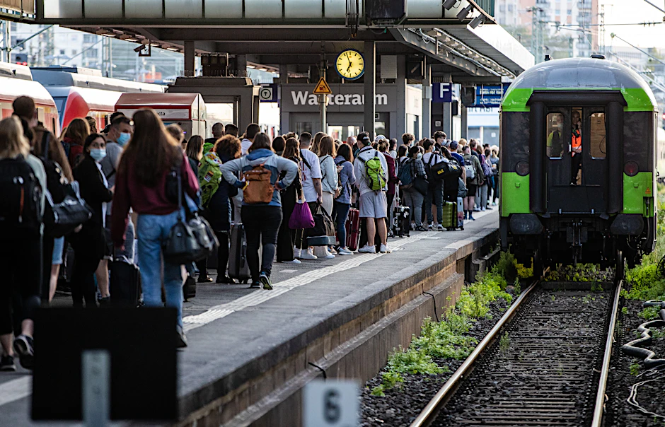 Wartende Fahrgäste in Stuttgart: Am Mittwoch drängen sich Reisende im Stuttgarter Hauptbahnhof. Wegen der GDL-Streiks fielen viele Züge aus, doch der private Flixtrain fuhr.
