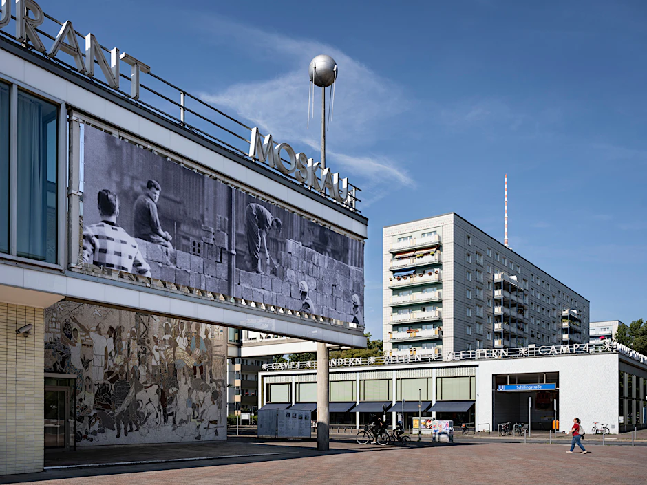 Ein Foto am Café Moskau zeigt den Bau der Mauer.