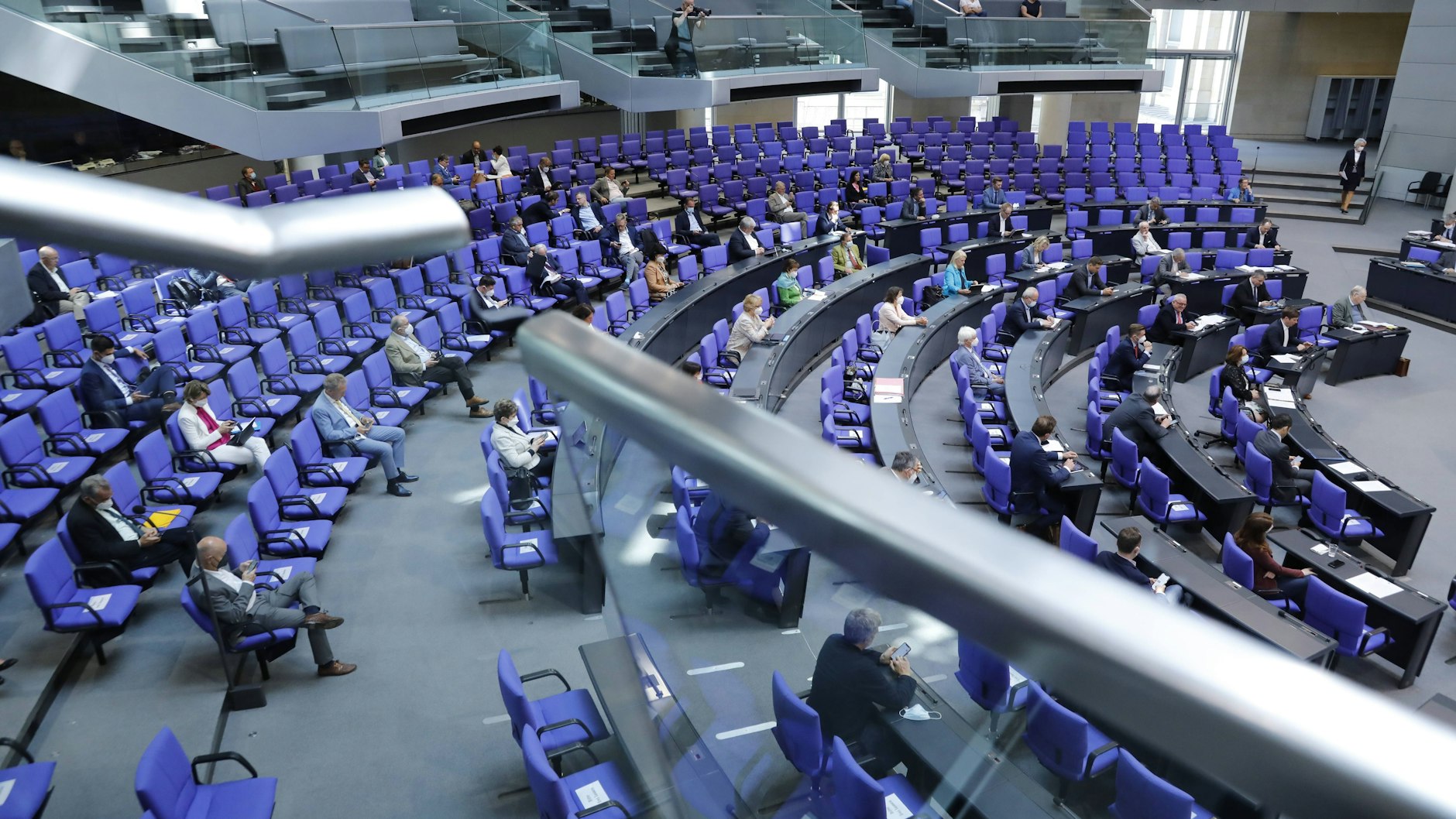 Das Plenum des Deutschen Bundestages: Hier werden bald vermutlich noch mehr der blauen Stühle gebraucht.&nbsp;
