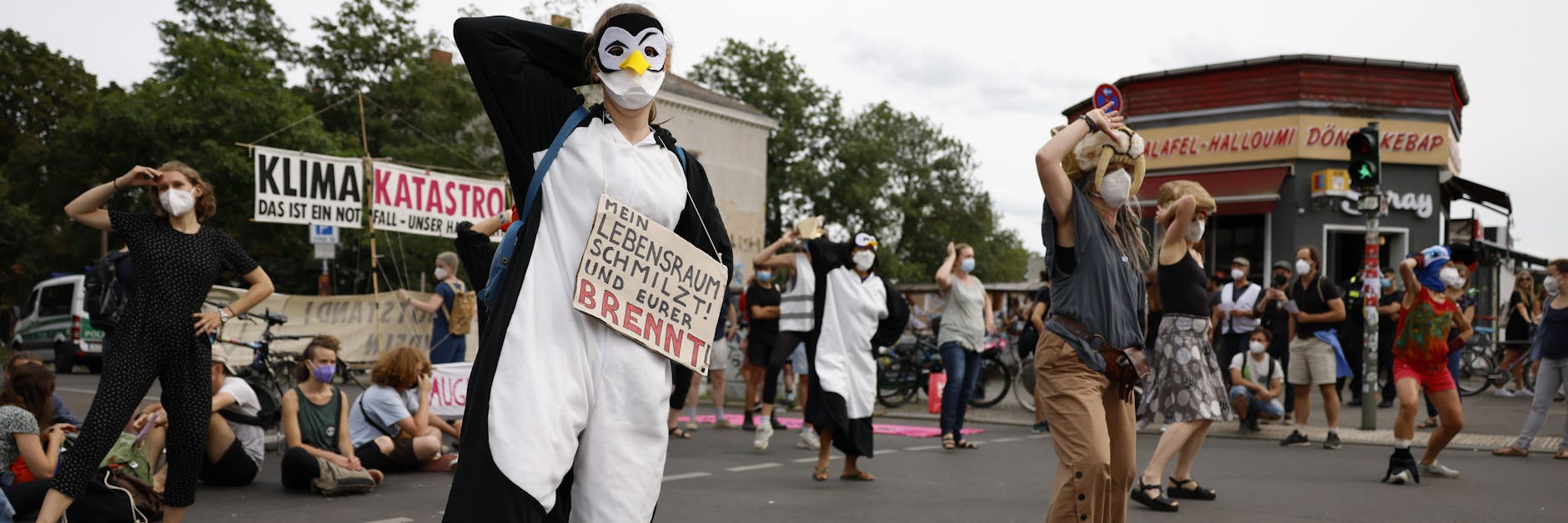 Archivbild: Aktivisten der Gruppe Extinction Rebellion blockieren am 7. August 2021 die Revaler Straße/Ecke Warschauer Straße in Berlin-Friedrichshain. 